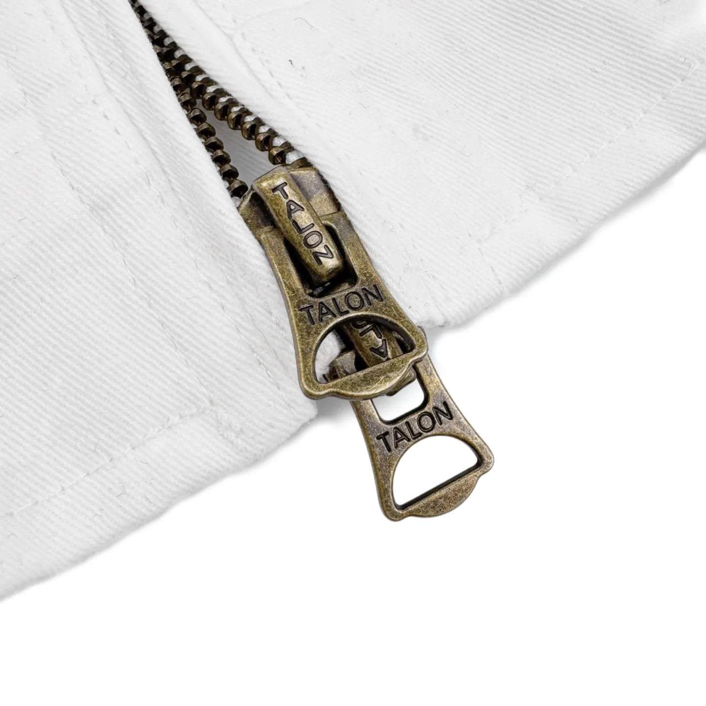 P460 Exclusive supply] Ralph Lauren pony embroidered zipper jacket (white). The original version was purchased for 4,161 and developed. The fabric is made of custom clouded white twill cotton. It is soft, silky and comfortable against the skin. Dressed in pure white, it exudes an innate elegance. The exquisite indigo pony logo is embellished. It is highly recognizable. It has an atmosphere of freedom and vitality. A symphony of pure and smart colors. Reconstruct the classic with a neat silhouette. Define modern relaxation with versatile genes, using imported machine embroidery technology. Use advanced computer control systems and precision mechanical components to achieve iconic pony embroidery operations. High precision. The lines are smooth and delicate. The template machine opens the bag. The preset template guides the position, shape and size of the bag. The accuracy ensures the quality of the bag opening effect. The hem is made in one go using a three-needle waist stretching machine. The special needle position and feeding mechanism of the machine are used to sew the elastic band and the fabric together in the same process. The three-needle design is more solid. It can distribute pressure evenly, ensure that the elastic band and the fabric are closely attached, and the fabric has been washed carefully to have a better hand feel and texture, not easy to deform, not easy to shrink, not easy to fade, and maintain long-term beauty. Size:S/M/L/XL